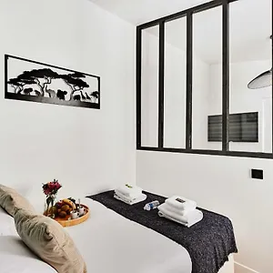 https://cosy-studio-1br2p-tour-eiffel-champs-de-mars-19b.fr-paris.fr